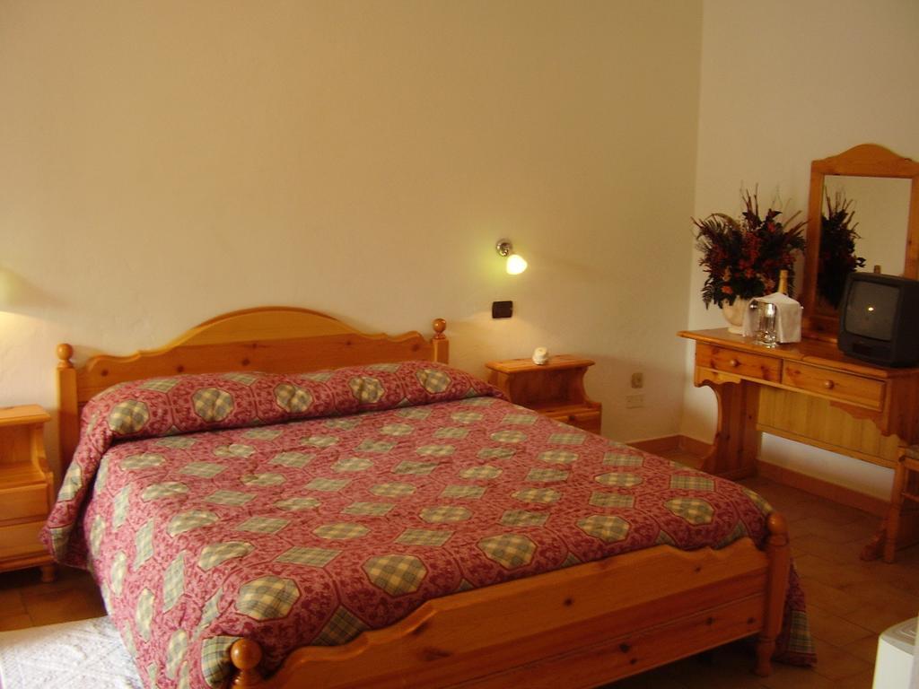 Hotel La Fattoria Camigliatello Silano Rum bild