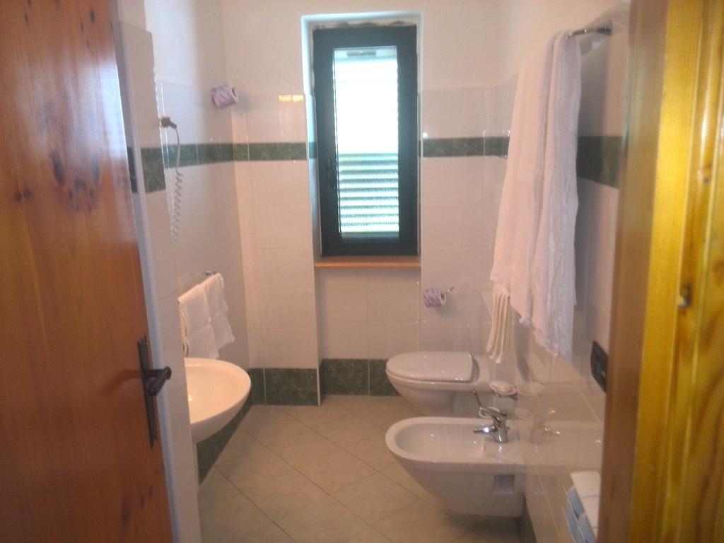 Hotel La Fattoria Camigliatello Silano Rum bild